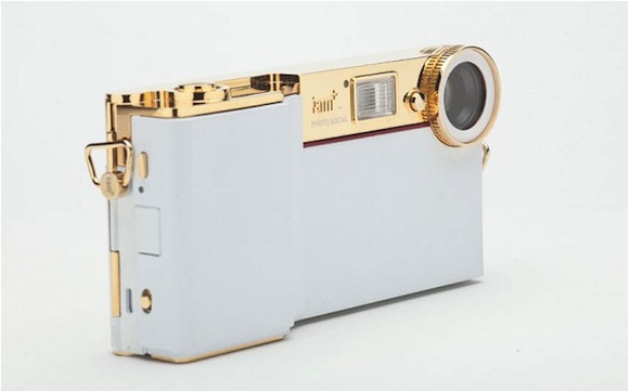 黑眼豆豆團員 Will.i.am 推出了一款內建鍵盤功能給 iPhone 專用的奢華風樣式相機保護殼！