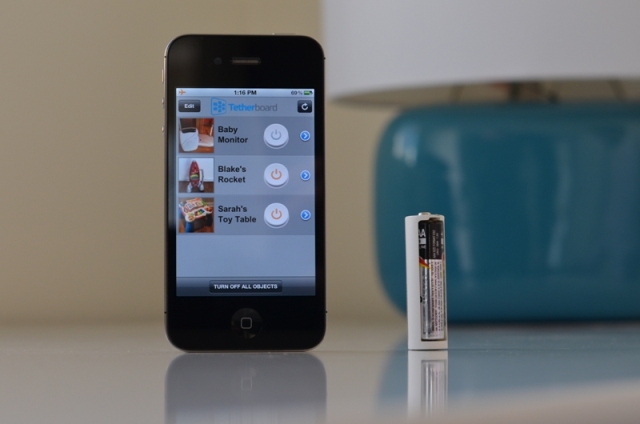 小資族省電妙招 – 將 4號AAA電池裝上專用的藍牙接收器轉接殼讓它變身成 3號AA電池，加上使用 iOS App就能隨時控制電池開關囉！