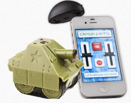 超卡哇依的掌中心遙控坦克，用 iPhone、iPod touch 或 iPad 就能讓它到處趴趴走喔！（影片分享）