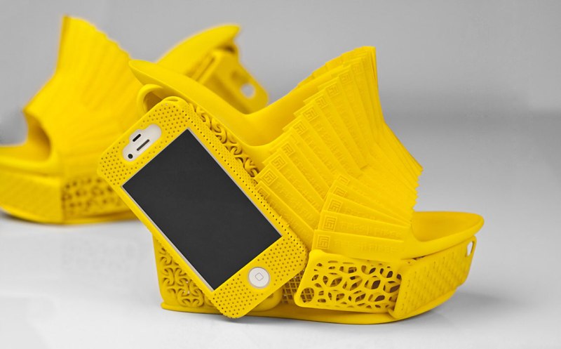 用 3D印表機印出來的 iPhone 保護套還可以變成時尚高跟鞋，這還真是很神也，不過大家捨得這麼帶著 iPhone 出門嗎?