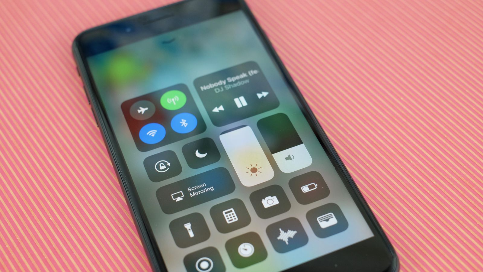 【iOS 11 教學】全新「控制中心」迅速上手，內建螢幕錄影、車用勿擾等功能